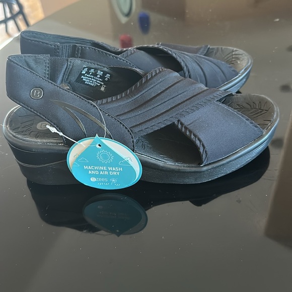 Bzees Black Sporty Sandals with Cushioned Soles size 8M - Picture 1 of 4